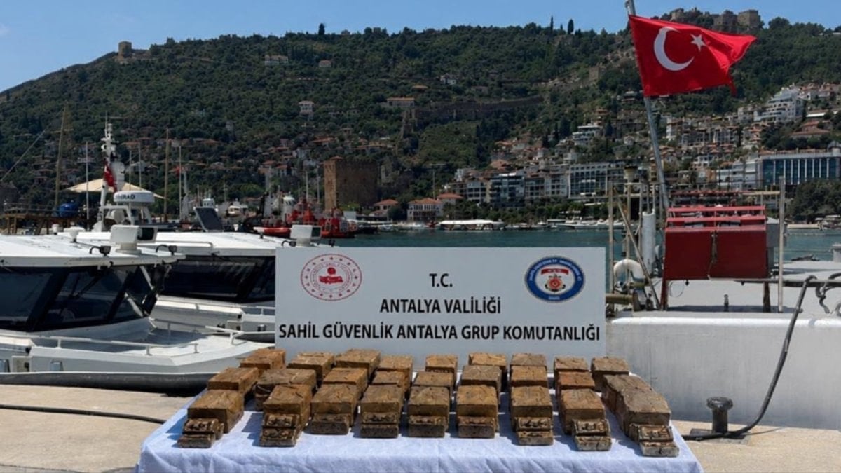 Antalya'da kıyıya vuran paketten 40 kilogram esrar çıktı