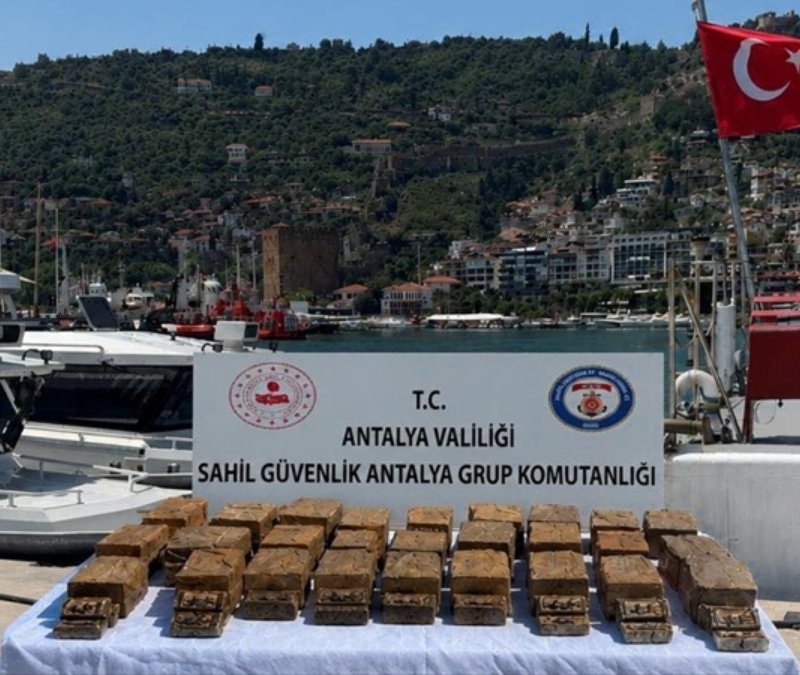 Antalya'da kıyıya vuran paketten 40 kilogram esrar çıktı