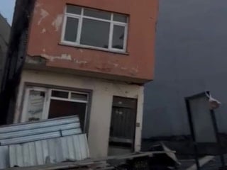 Balıkesir'de temel kazısı sırasında zarar gören bina yıkıldı