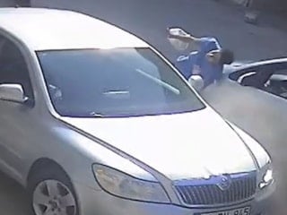 Adana'da yolda yürüyen çocuğa otomobil çarptı