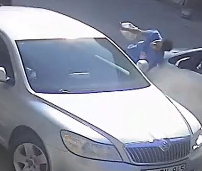 Adana'da yolda yürüyen çocuğa otomobil çarptı