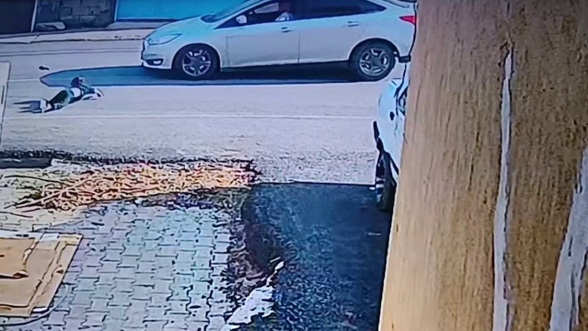 Hatay'da yola fırlayan çocuk, otomobilin çarpmasıyla metrelerce savruldu