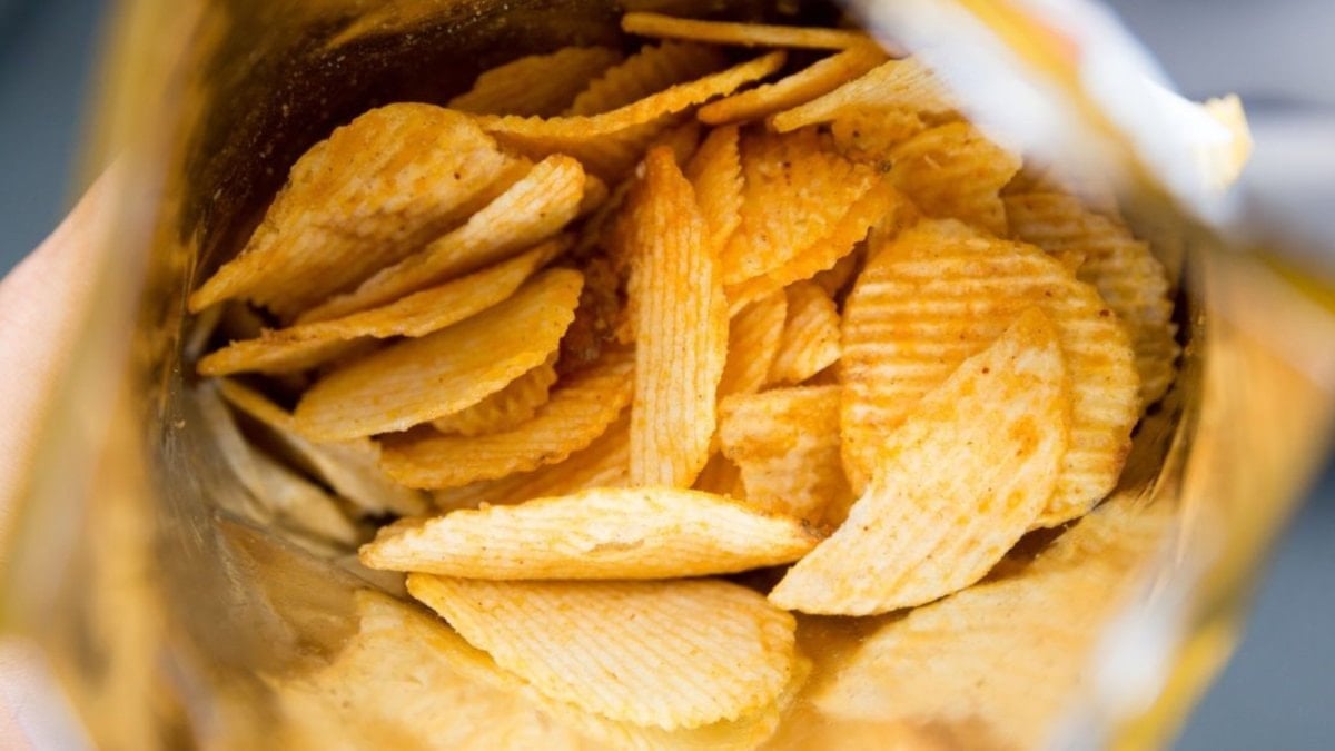 77 yıllık şirkette devrim! Cips paketleri tek renk oluyor