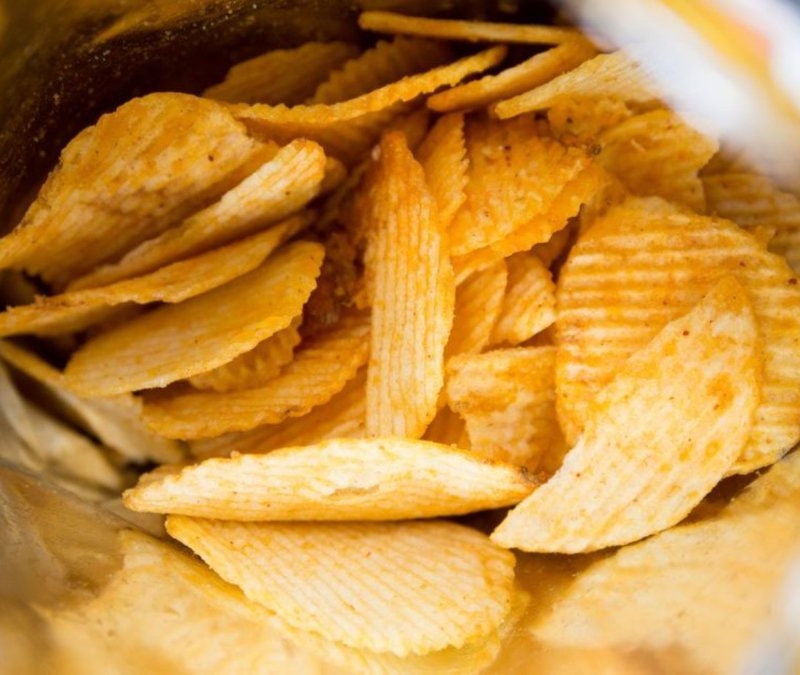 77 yıllık şirkette devrim! Cips paketleri tek renk oluyor