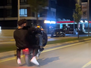 Sakarya'da tehlikeli gösteri: 3 kişi tek motosikletle trafiği birbirine kattı