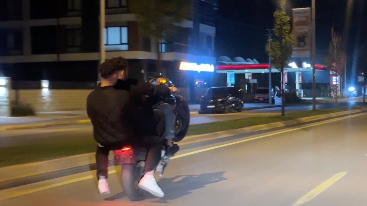 Sakarya'da tehlikeli gösteri: 3 kişi tek motosikletle trafiği birbirine kattı