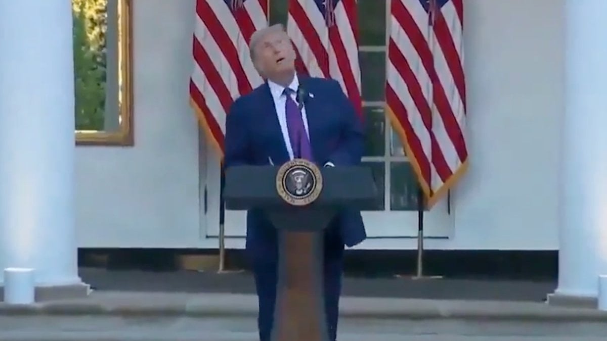 Donald Trump'ın panik anları: Kuşu saldırı 'drone'u sandı