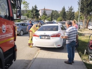 Hatay'da otomobilde mahsur kalan bebek kurtarıldı