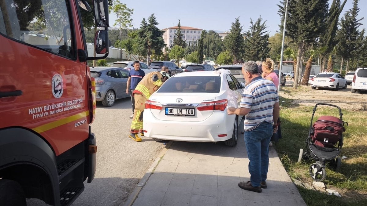 Hatay'da otomobilde mahsur kalan bebek kurtarıldı