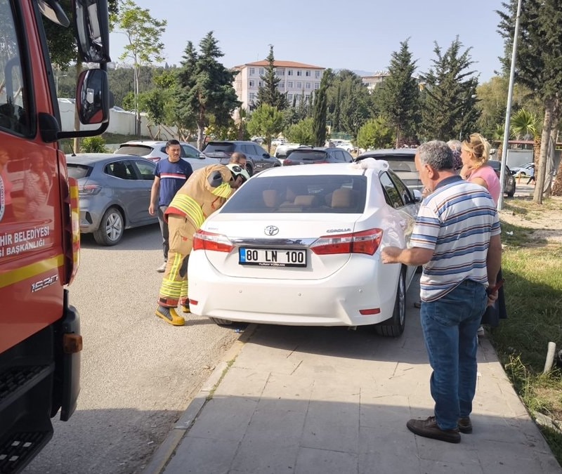 Hatay'da otomobilde mahsur kalan bebek kurtarıldı