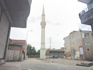 Batman'da tavanı çöken cami yıkıldı