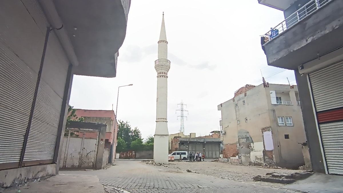 Batman'da tavanı çöken cami yıkıldı