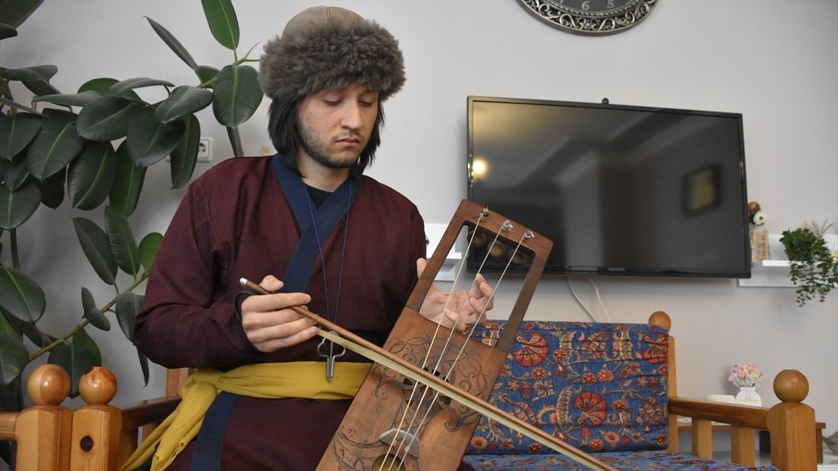 Bilecik'te genç müzisyen, geleneksel Türk enstrümanlarını yaşatıyor