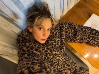 Oyuncu Farah Zeynep Abdullah vücudundaki morlukları paylaştı