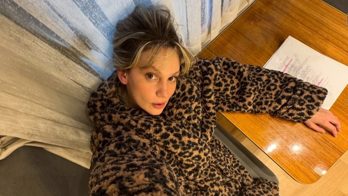 Oyuncu Farah Zeynep Abdullah vücudundaki morlukları paylaştı