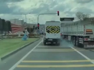 Nevşehir'de tır sürücüsünden öğrenci servisleri arasında tehlikeli manevra