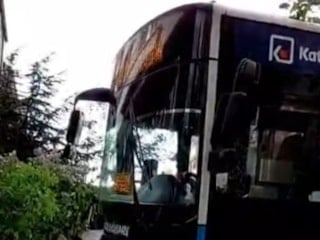 Ankara'da kontrolden çıkan halk otobüsü, duvara çarptı