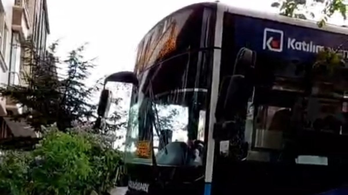 Ankara'da kontrolden çıkan halk otobüsü, duvara çarptı