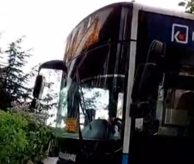 Ankara'da kontrolden çıkan halk otobüsü, duvara çarptı