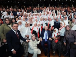 Cumhurbaşkanı Erdoğan, çiftçi kadınlarla bir arada