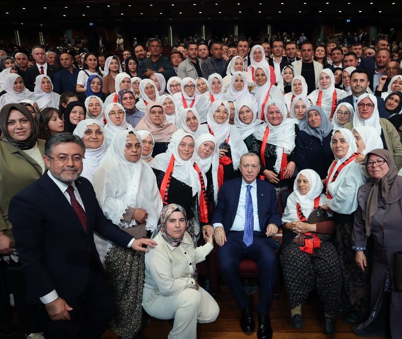 Cumhurbaşkanı Erdoğan, çiftçi kadınlarla bir arada