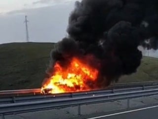 Elazığ’da seyir halindeki otomobil alevlere kapıldı
