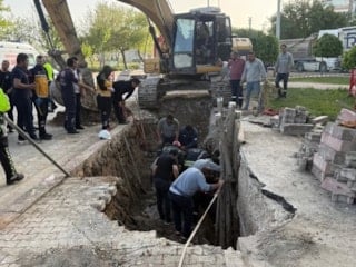 Konya'da göçük altında kalan 2 kardeş işçi yaralandı