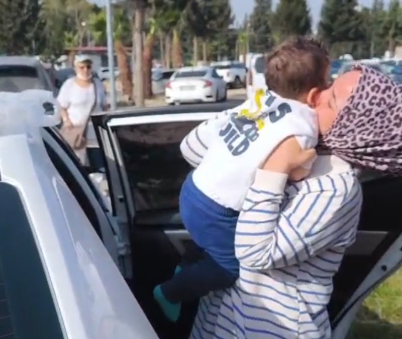 Hatay'da anahtarı unuttu, bebek arabada mahsur kaldı