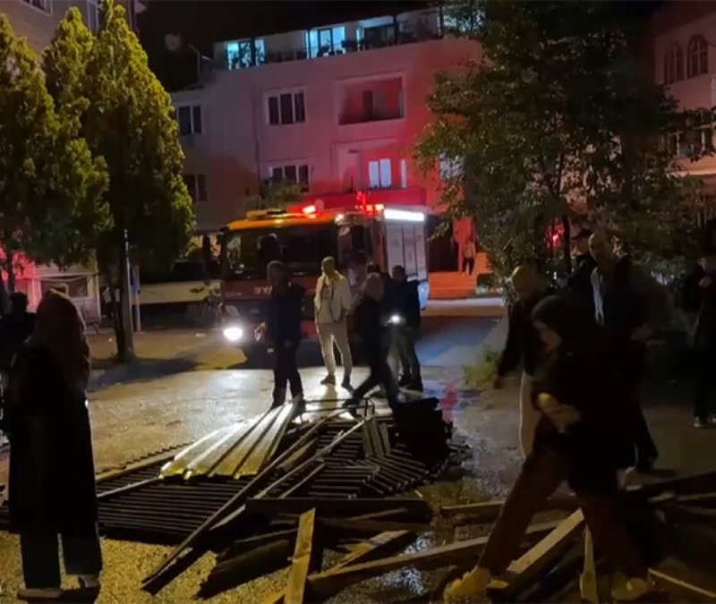 Bartın'da fırtına çatıyı söktü: 6 araç zarar gördü
