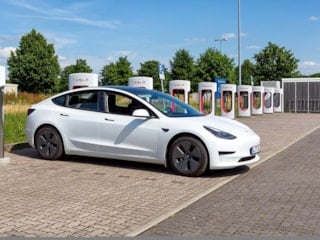Tesla'dan şarj istasyonlarındaki yoğunluğa ilginç çözüm: Sanal kuyruk