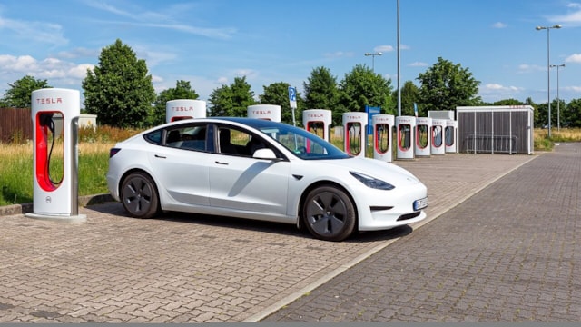 Tesla'dan şarj istasyonlarındaki yoğunluğa ilginç çözüm: Sanal kuyruk