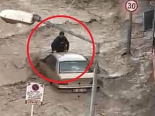 Samsun'daki selde can pazarı yaşandı: Aracın üzerinde hayata tutundu
