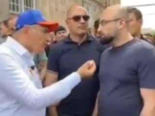 Paşinyan, 'Karabağ'ı teslim ettin' diyen Ermeni'yle tartıştı