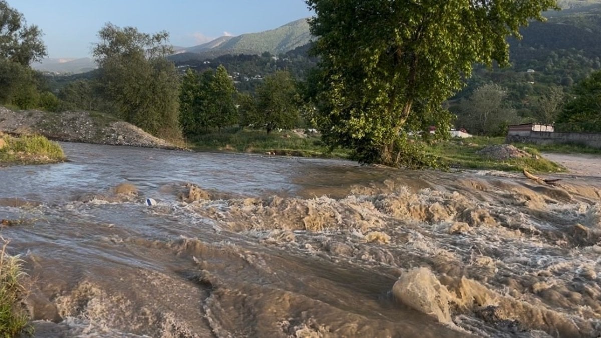 Bursa'da yağmur suları köprüyü çökertti: Motosikletli dereye savruldu