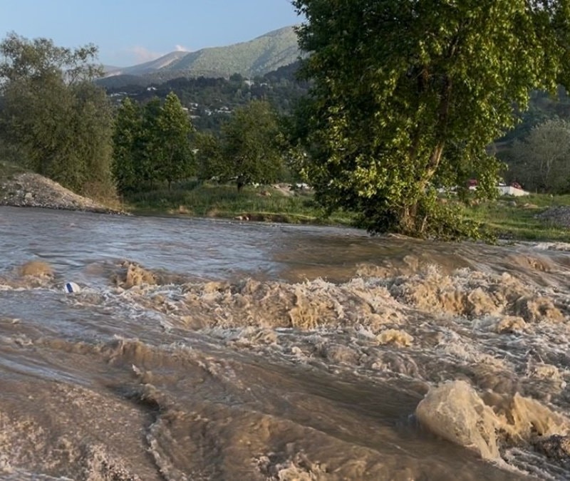 Bursa'da yağmur suları köprüyü çökertti: Motosikletli dereye savruldu