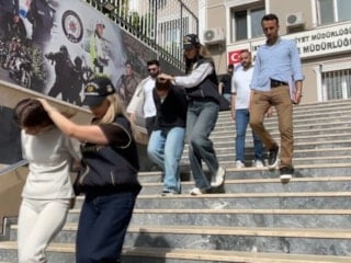 İstanbul'da tramvayda hırsızlık yapan yabancı uyruklu 3 kadın yakalandı