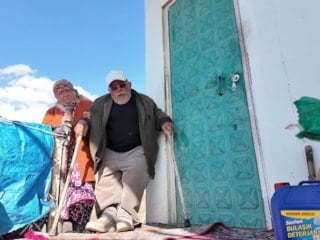 Sivas'ta bedensel engelli eşine gözü gibi bakıyor