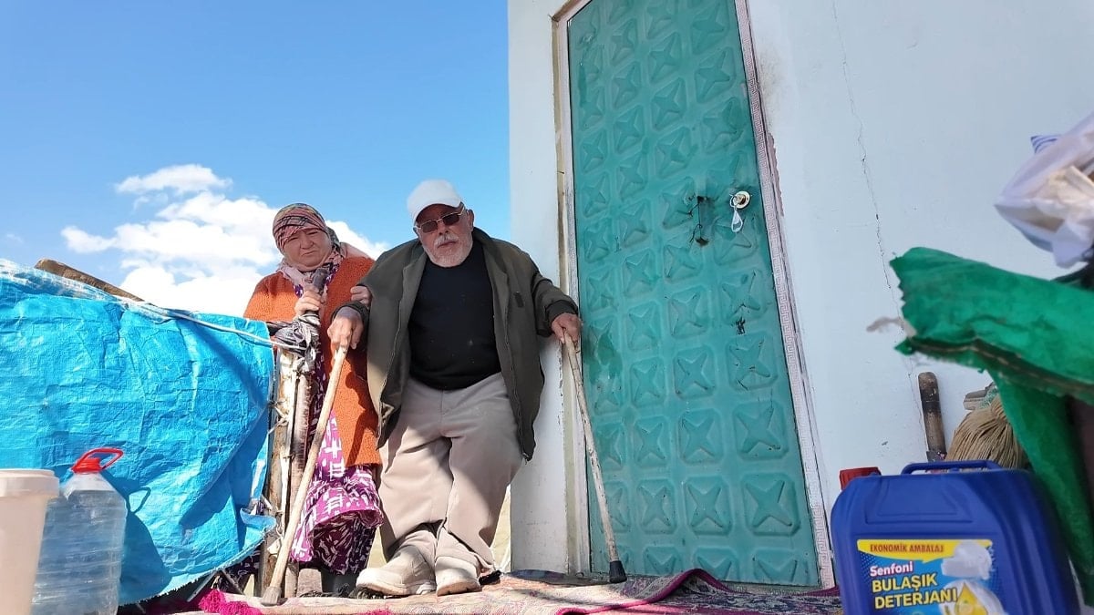Sivas'ta bedensel engelli eşine gözü gibi bakıyor