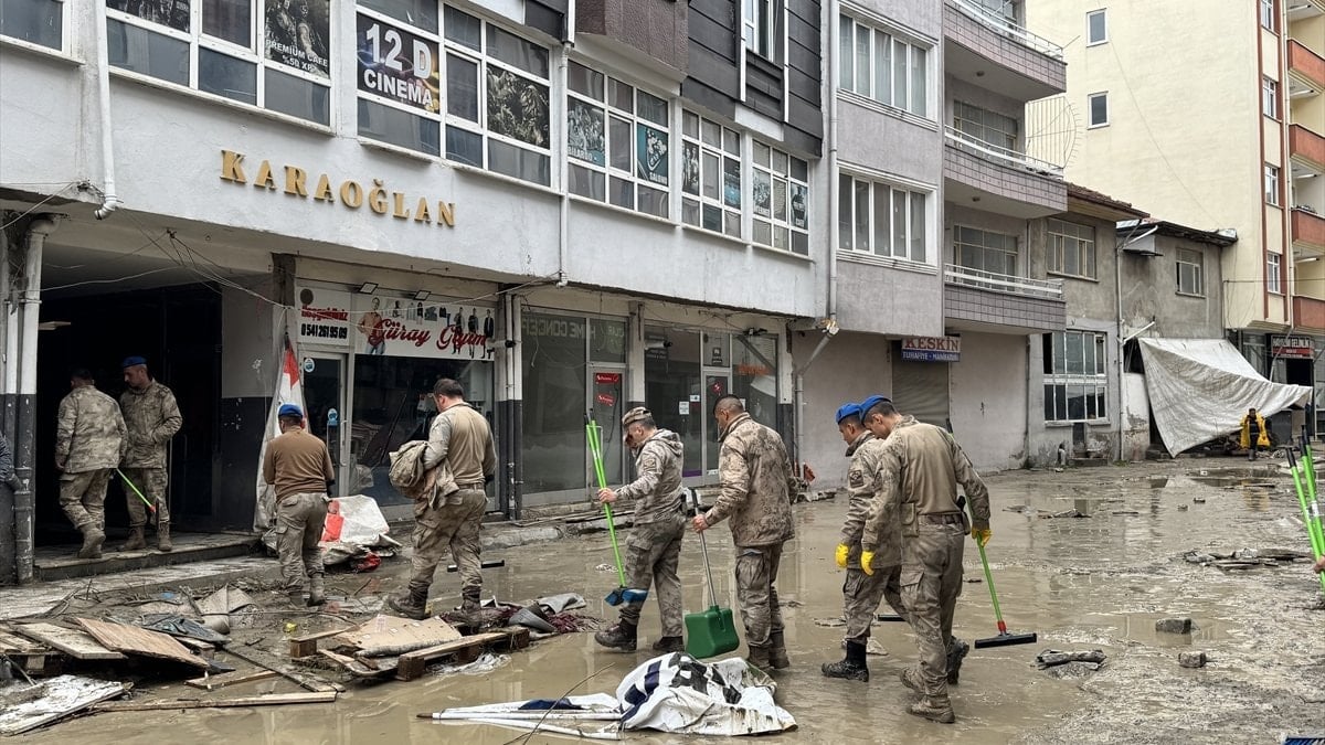 Samsun Havza'da sel mağduru vatandaşların yardımına jandarma koştu