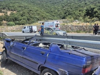 Muğla'da korkutan kaza: Otomobil çelik bariyerin altına girdi
