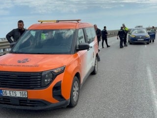 Samsun'da viyadükte bayrak sallayan karayolları çalışanına otomobil çarptı