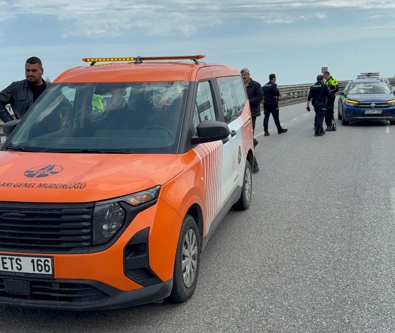 Samsun'da viyadükte bayrak sallayan karayolları çalışanına otomobil çarptı