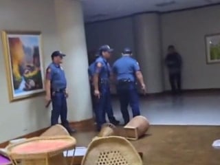 Filipinler senatosunda silah sesleri