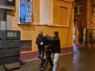 İstanbul'da bankta uyuyan adamın cep telefonunu çaldı: Suçüstü yakalandı