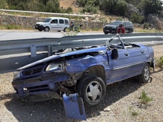 Muğla'da üst tavanı ezilen araçtan kurtuldu