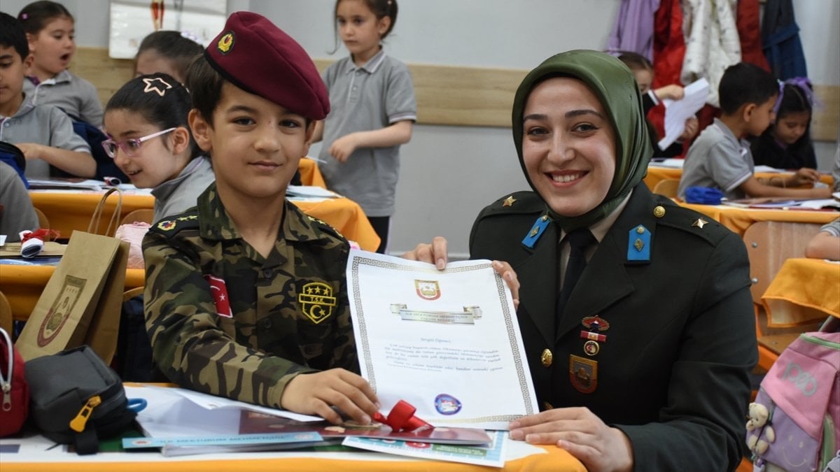 Malatya'da minik kalemlerden Mehmetçiğe mektup karşılık buldu