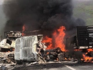 Bitlis'te tırlar kafa kafaya çarpışarak alev topuna döndü: 2 sürücü hayatını kaybetti