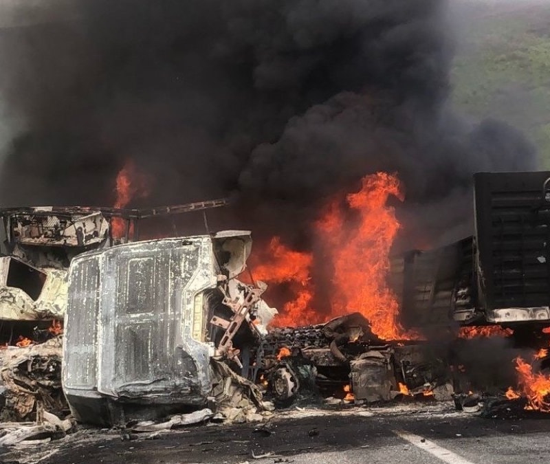 Bitlis'te tırlar kafa kafaya çarpışarak alev topuna döndü: 2 sürücü hayatını kaybetti