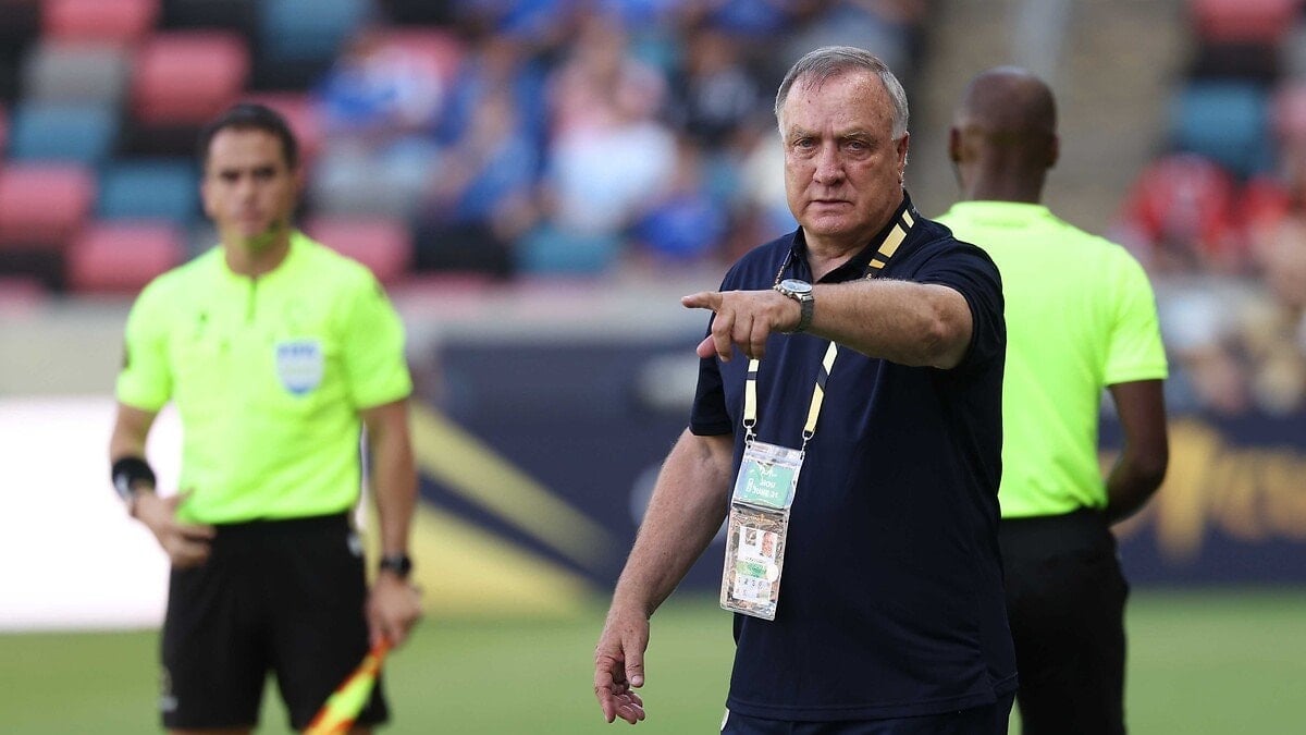 Curaçao'da Dick Advocaat yeniden teknik direktörlük görevine getirildi