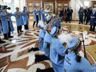 Cumhurbaşkanı Erdoğan'a Kazakistan'da Dombra sürprizi